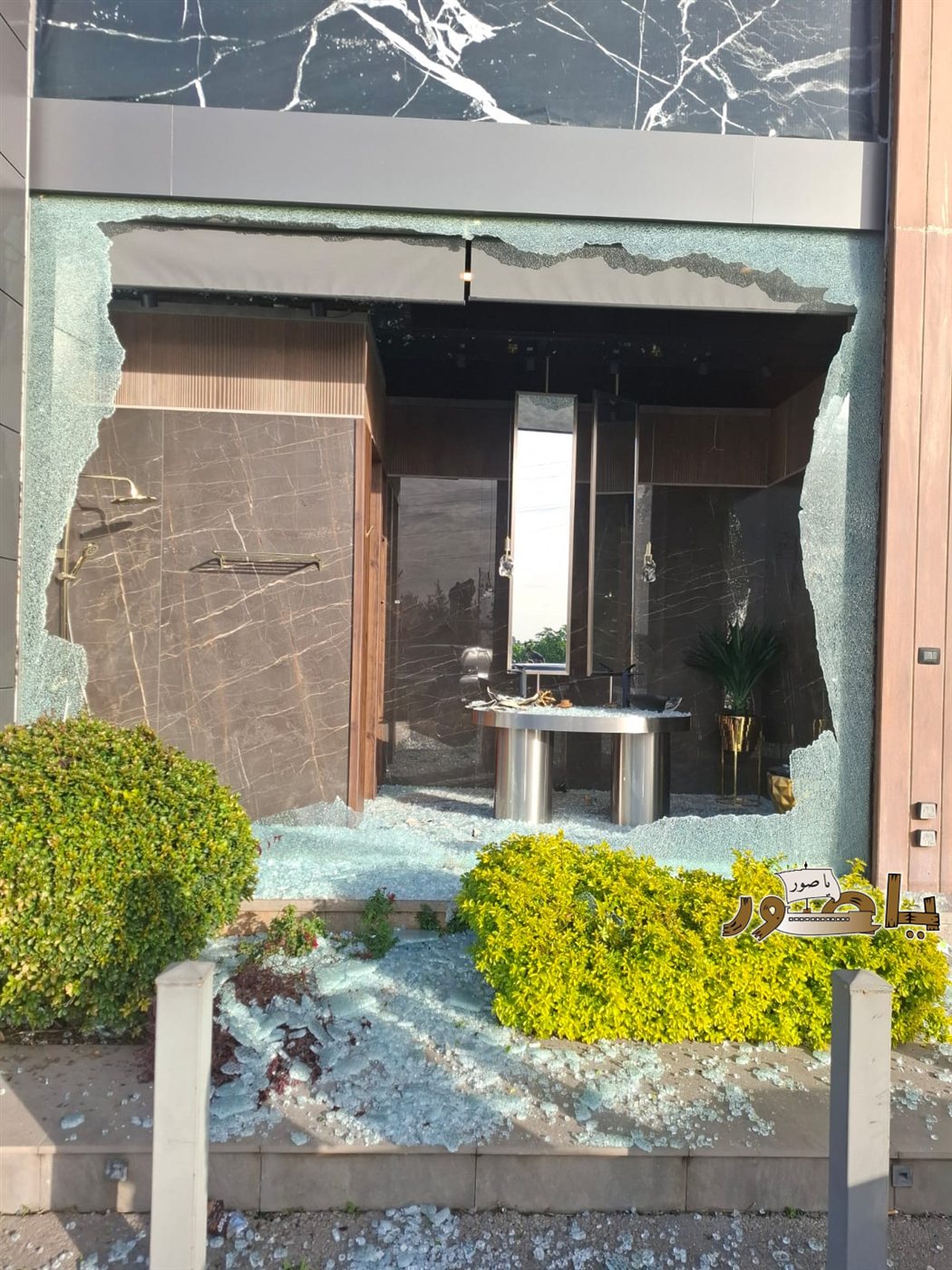 عاجل: مشاهد للاضرار من مكان الاستهداف في مدينة صور - طريق الثكنة