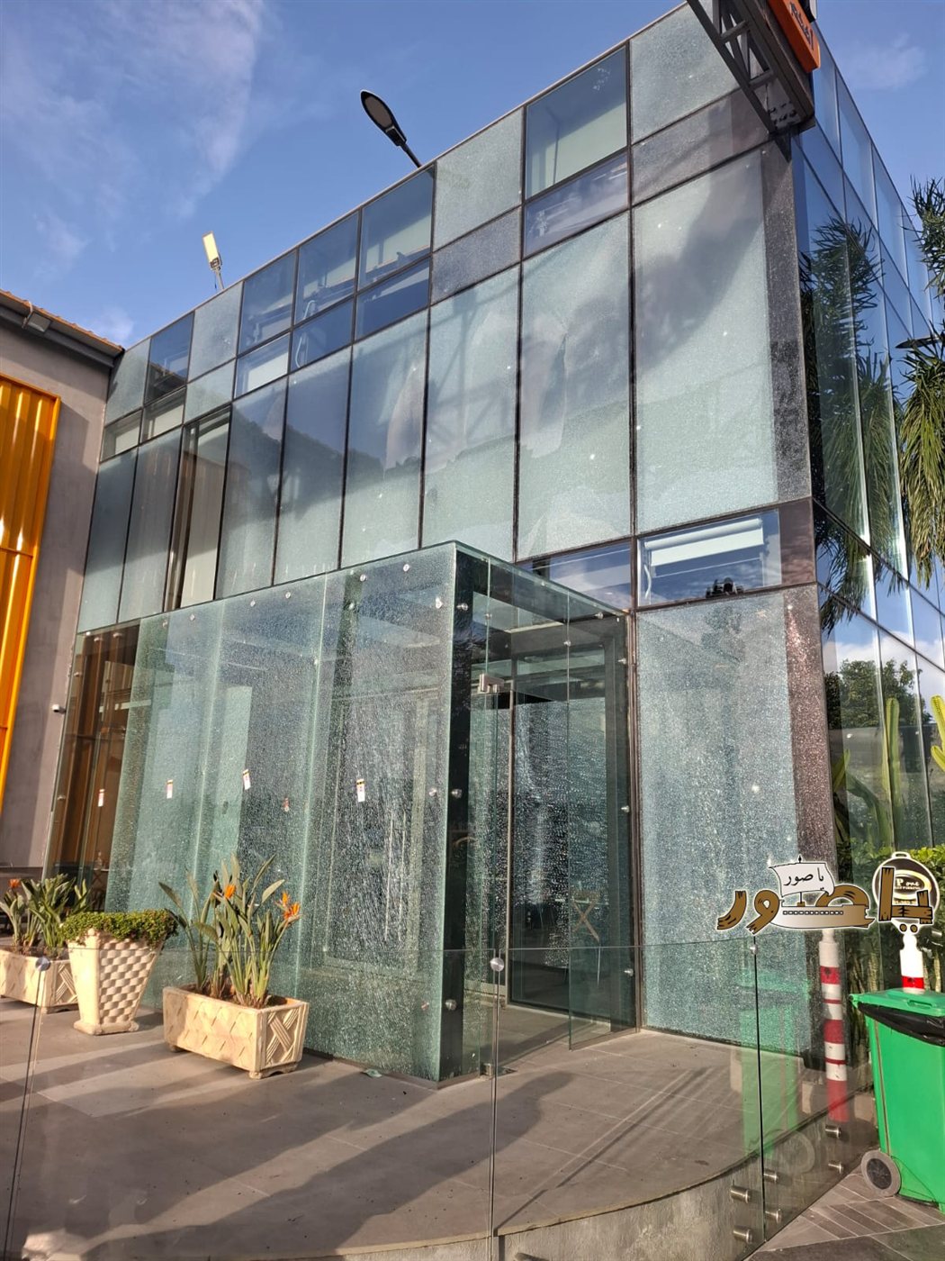 عاجل: مشاهد للاضرار من مكان الاستهداف في مدينة صور - طريق الثكنة