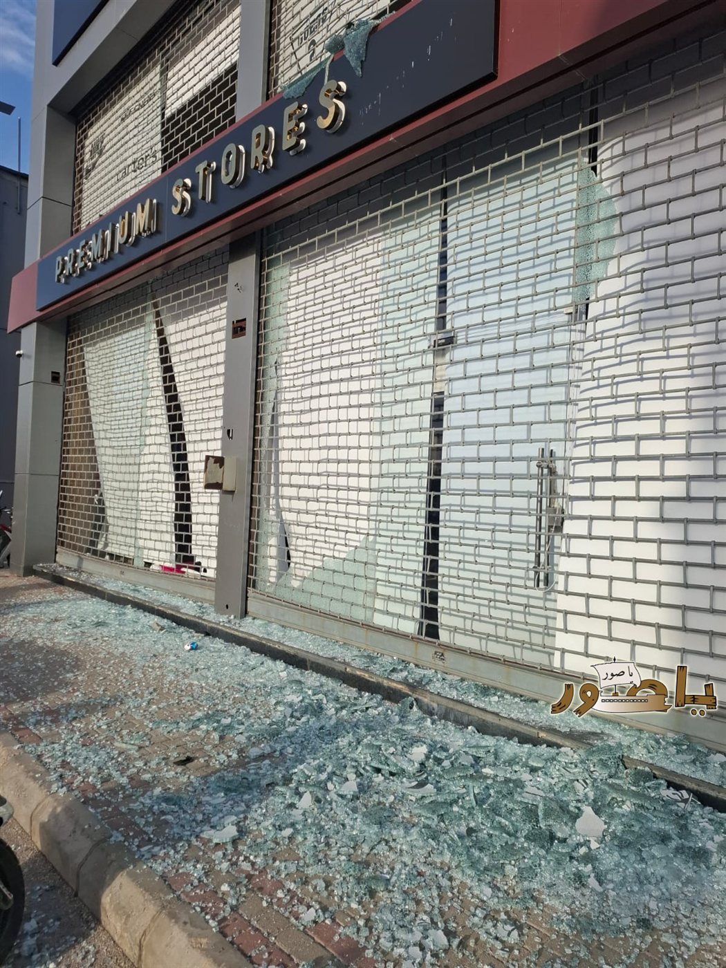 عاجل: مشاهد للاضرار من مكان الاستهداف في مدينة صور - طريق الثكنة