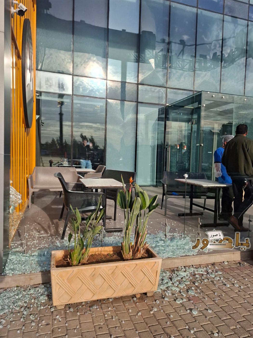 عاجل: مشاهد للاضرار من مكان الاستهداف في مدينة صور - طريق الثكنة