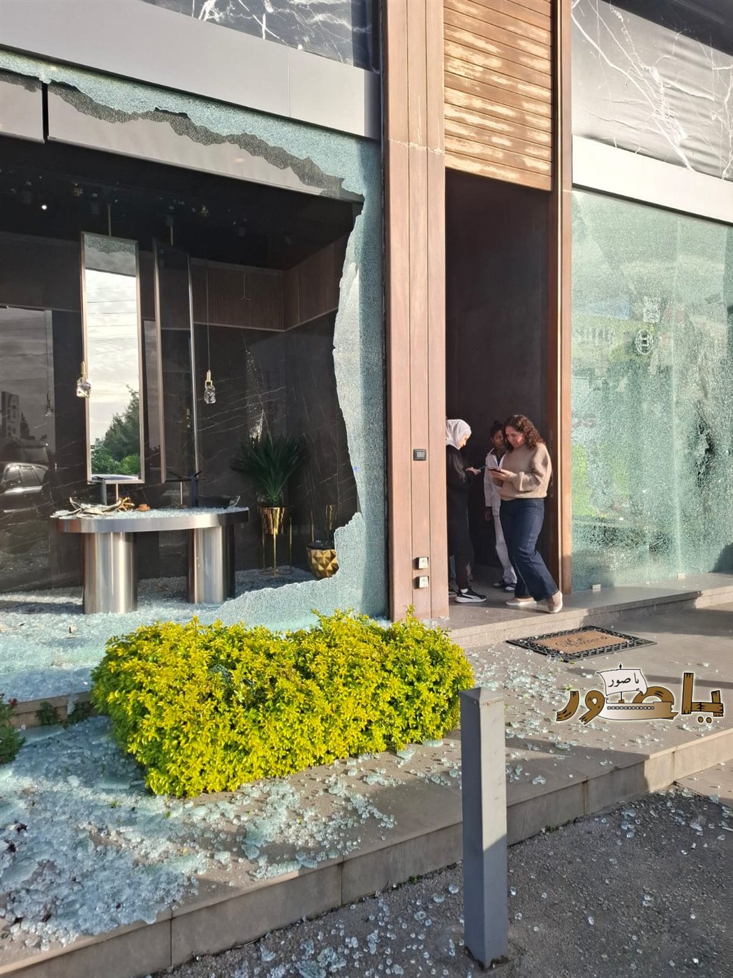 عاجل: مشاهد للاضرار من مكان الاستهداف في مدينة صور - طريق الثكنة