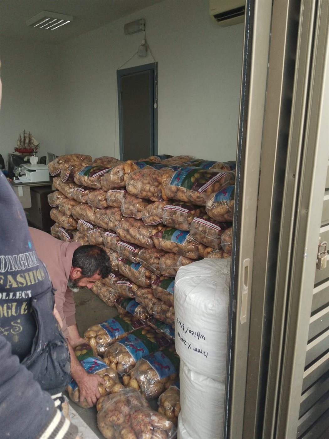 نقابة صيادي الأسماك في صور تشكر المهندس ناصيف سقلاوي على تقديم 4 طن من البطاطا