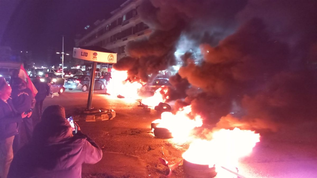 إقفال طريق مفرق العباسية - صور بالإطارات المشتعلة من قبل العسكريين المتقاعدين