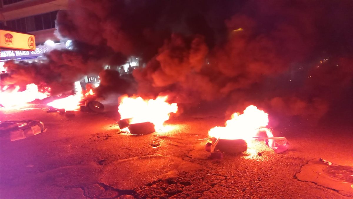 إقفال طريق مفرق العباسية - صور بالإطارات المشتعلة من قبل العسكريين المتقاعدين