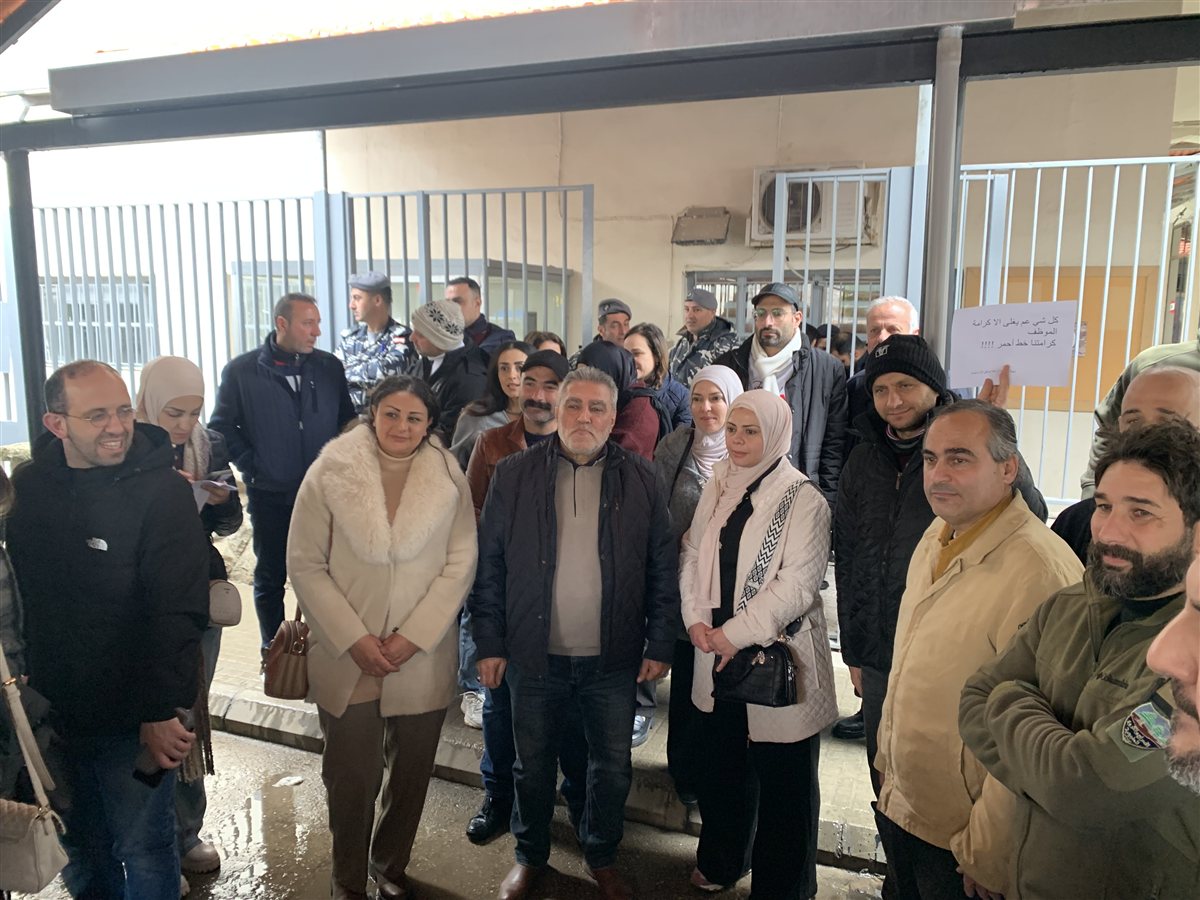 اعتصام حاشد لموظفي الإدارات العامة في النبطية للمطالبة بتصحيح الرواتب وحفظ الكرامة الوظيفية