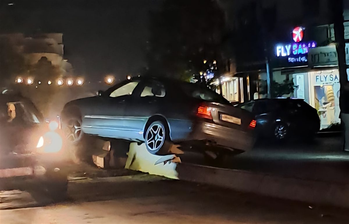 جنوبا: سيارة تجتاح الطريق وأضرار مادية