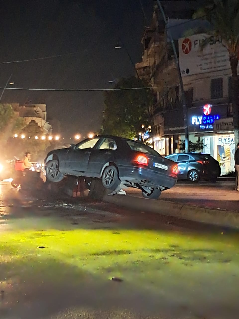 جنوبا: سيارة تجتاح الطريق وأضرار مادية