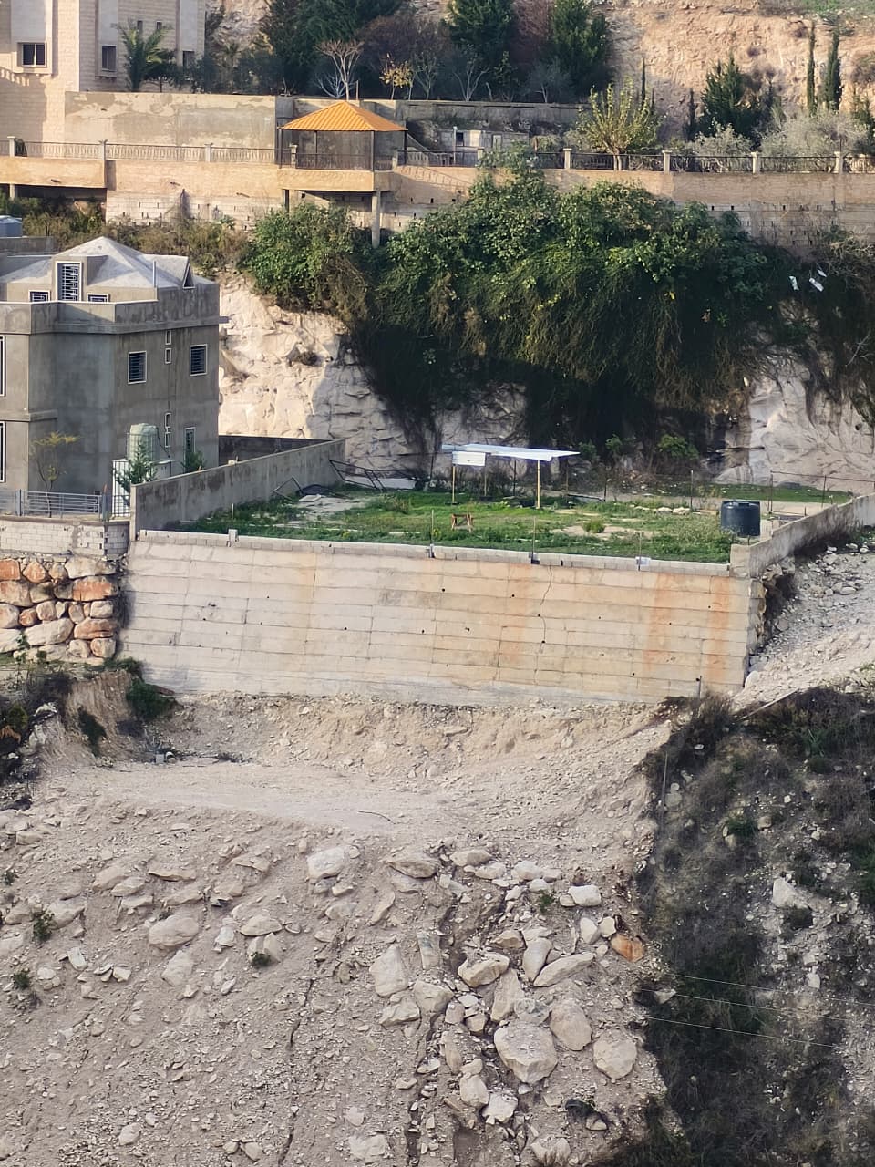 فرصة هامة: عقار 820 متر مع رخصة عمار بمساحة 282 متر للبيع في الصرفند