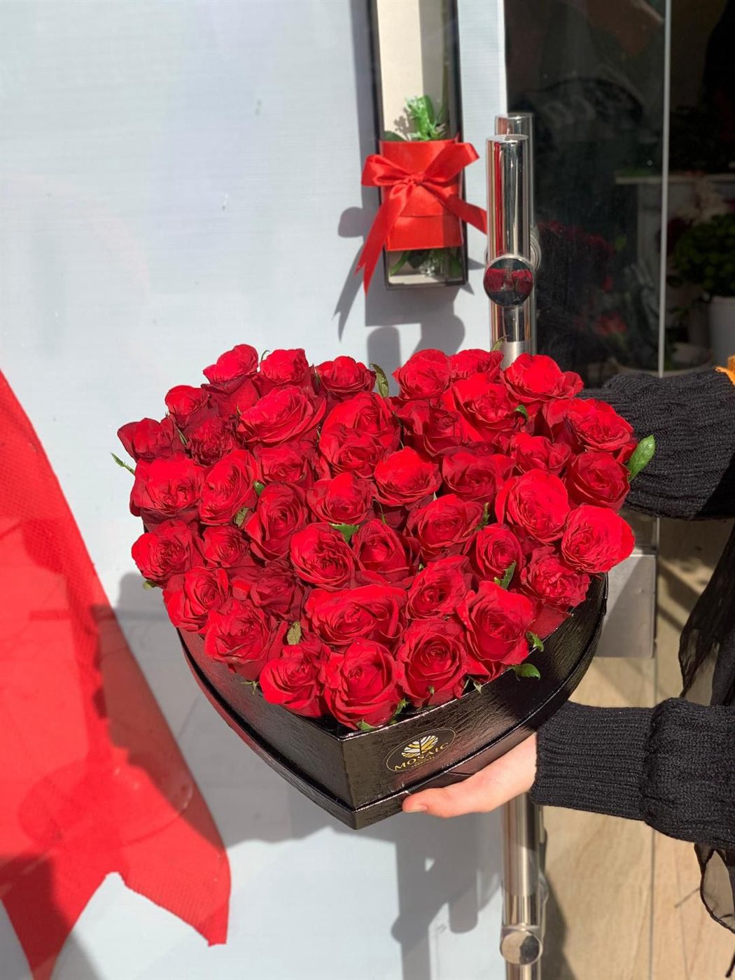 شو في اجمل من انو تهدي ورد على عيد الحب.. اجمل تشكيلة ورد طبيعي واصطناعي بوكيه وبوكسات من عند Mosaic event!