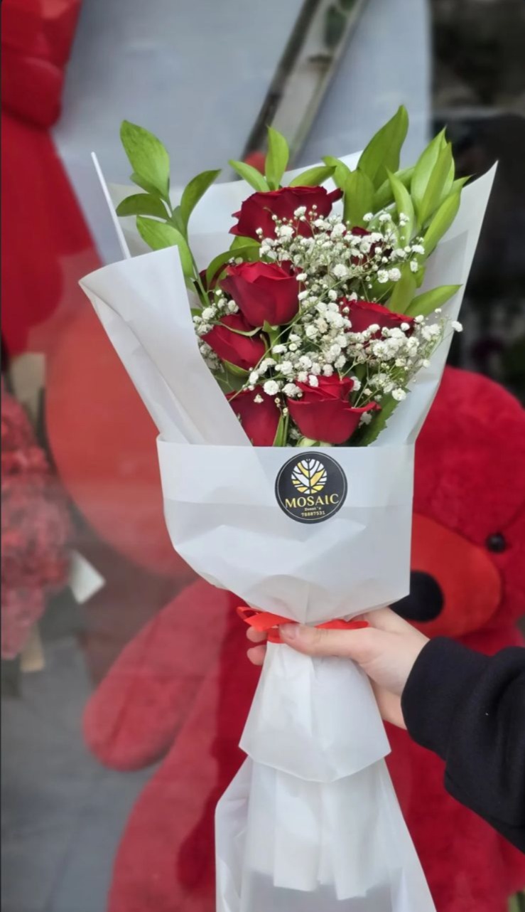 شو في اجمل من انو تهدي ورد على عيد الحب.. اجمل تشكيلة ورد طبيعي واصطناعي بوكيه وبوكسات من عند Mosaic event!