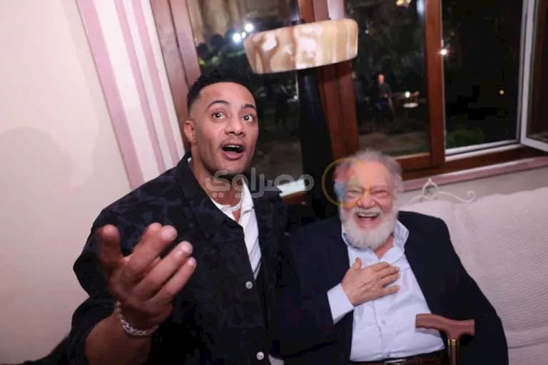 محمد رمضان يقبل رأس فنان قدير (صور)