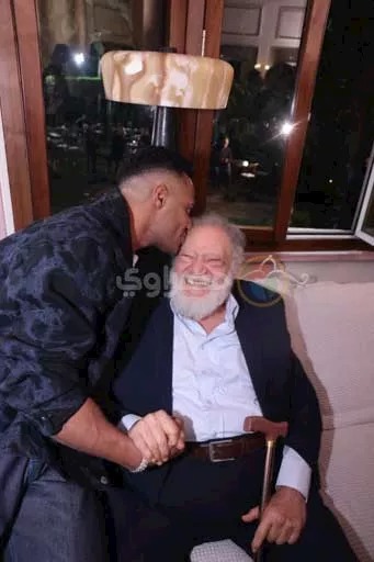 محمد رمضان يقبل رأس فنان قدير (صور)