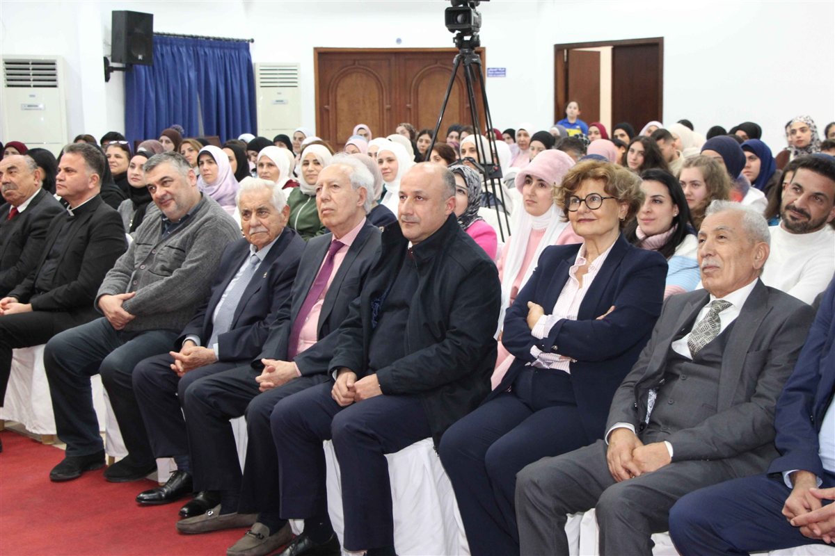 ثانوية السفير تحتفل بتكريم اللساني الألمعي نادر سراج