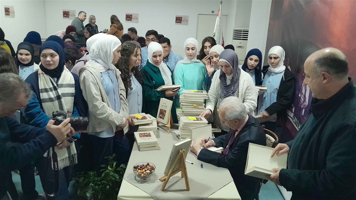 ثانوية السفير تحتفل بتكريم اللساني الألمعي نادر سراج