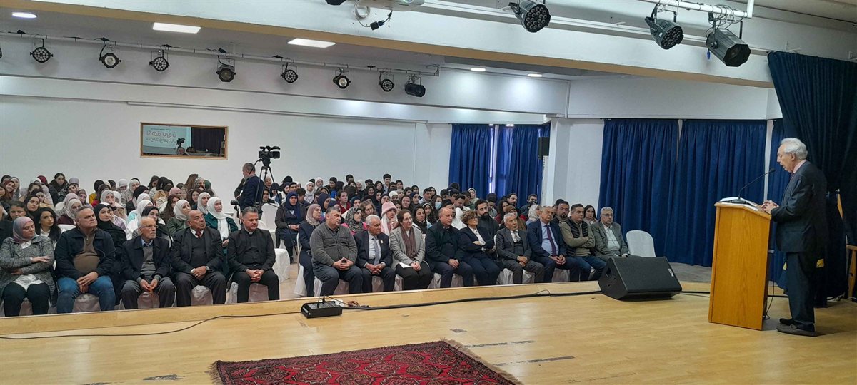 ثانوية السفير تحتفل بتكريم اللساني الألمعي نادر سراج