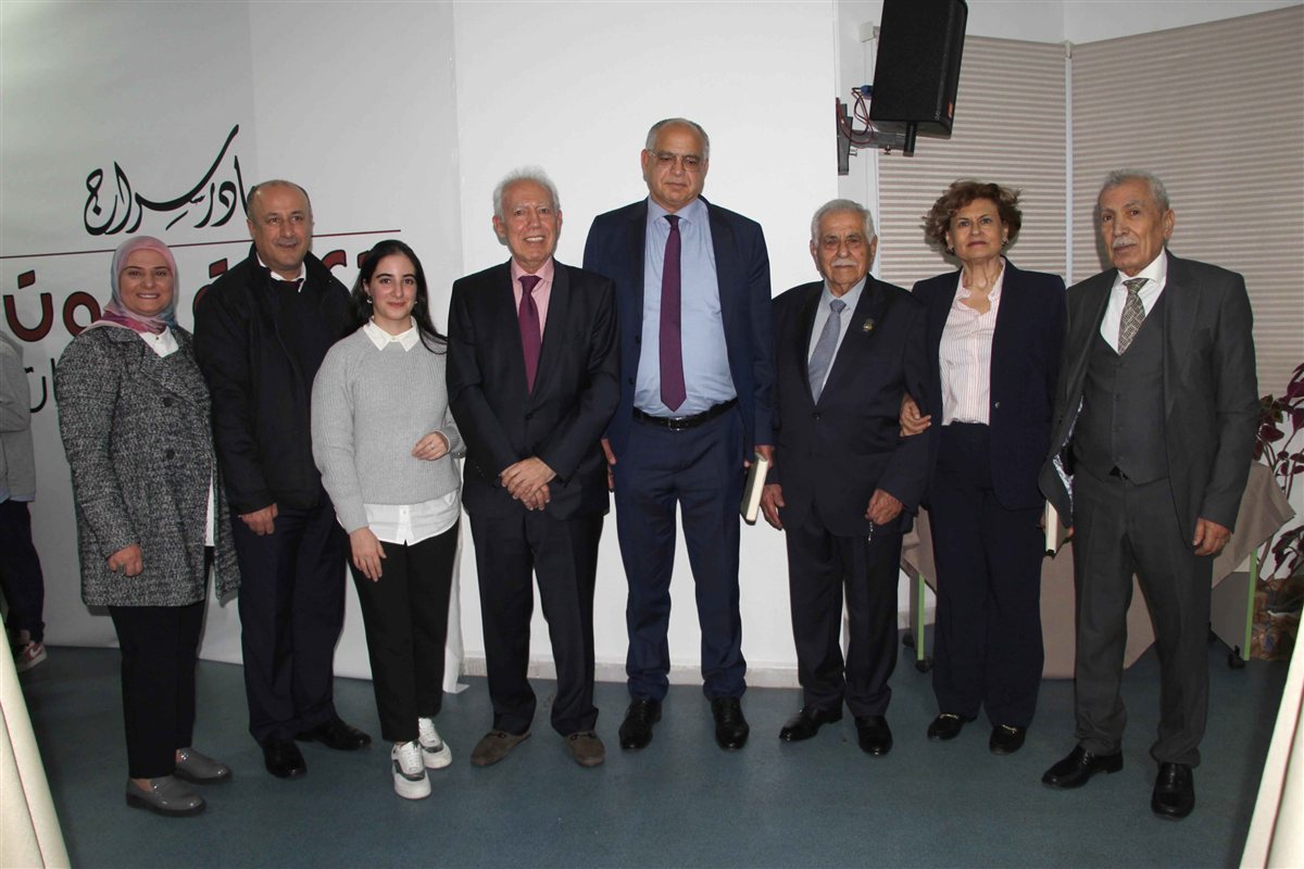 ثانوية السفير تحتفل بتكريم اللساني الألمعي نادر سراج