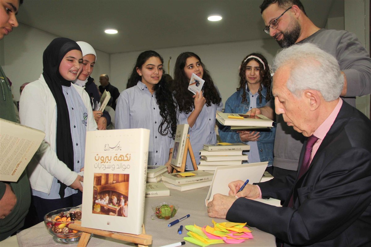 ثانوية السفير تحتفل بتكريم اللساني الألمعي نادر سراج