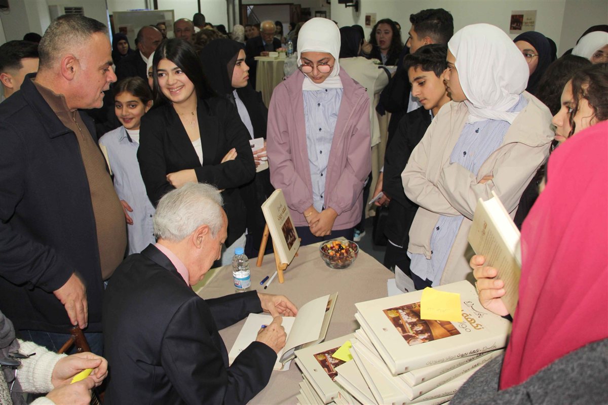 ثانوية السفير تحتفل بتكريم اللساني الألمعي نادر سراج