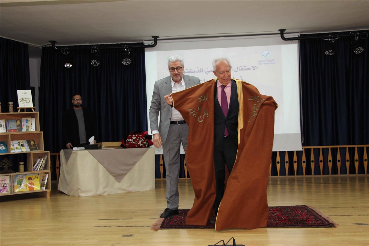 ثانوية السفير تحتفل بتكريم اللساني الألمعي نادر سراج
