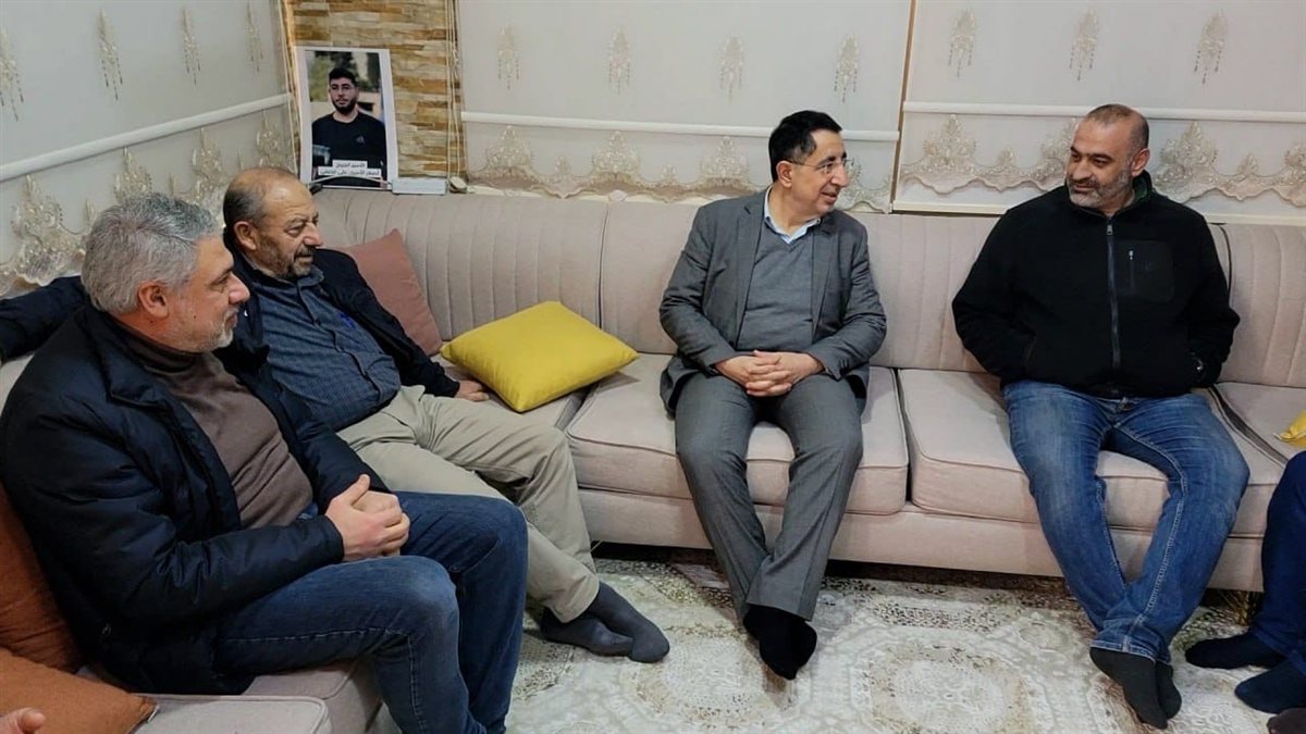 الحاج حسن من منازل عوائل الأسرى: إرادتهم قوية والضغط مستمر لتحرير الأسرى رغم تعنت العدو ..