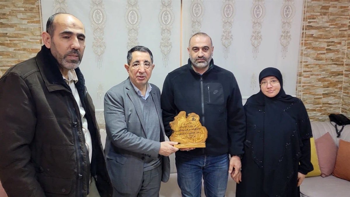 الحاج حسن من منازل عوائل الأسرى: إرادتهم قوية والضغط مستمر لتحرير الأسرى رغم تعنت العدو ..