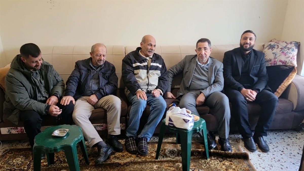 الحاج حسن من منازل عوائل الأسرى: إرادتهم قوية والضغط مستمر لتحرير الأسرى رغم تعنت العدو ..