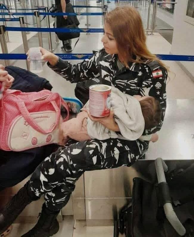 العميد موسى كرنيب يكرم المعاون أول ناديا ناصر لرعايتها رضيعة في المطار، بعد نقل والدتها إلى أحد المستشفيات جراء وعكة ألمت بها