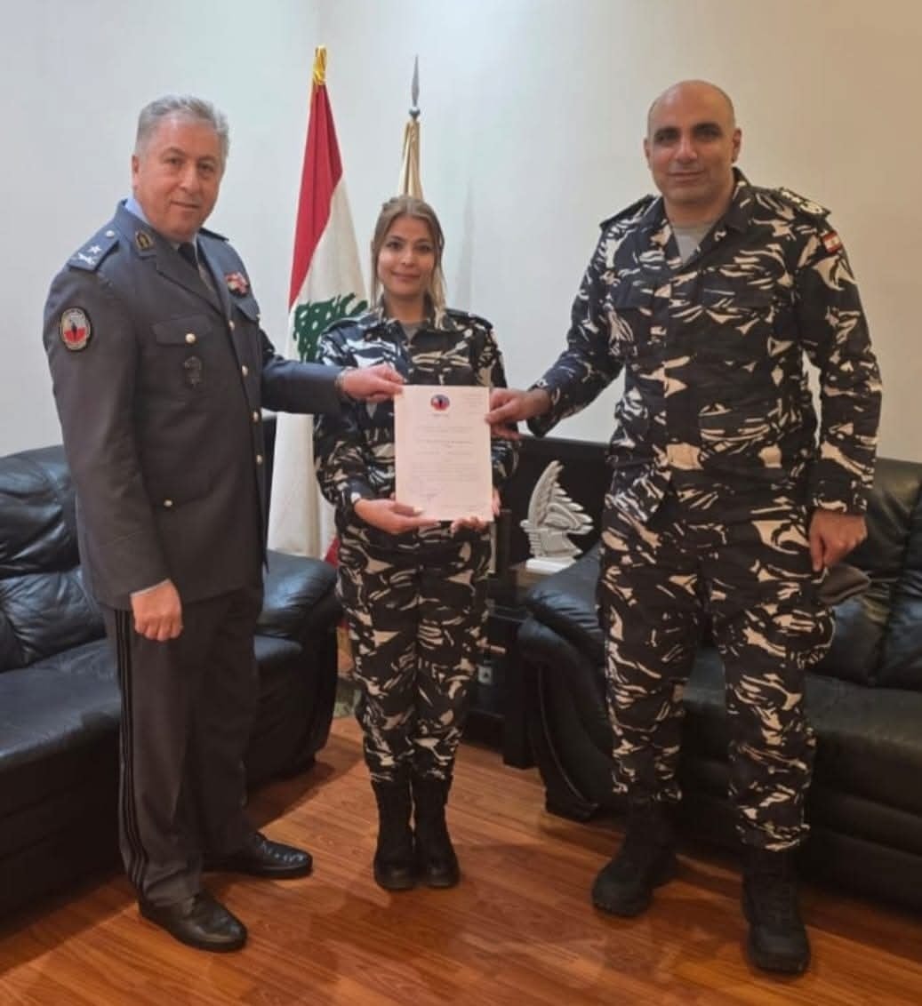 العميد موسى كرنيب يكرم المعاون أول ناديا ناصر لرعايتها رضيعة في المطار، بعد نقل والدتها إلى أحد المستشفيات جراء وعكة ألمت بها