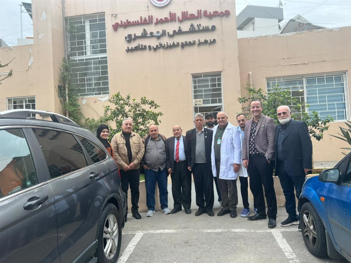 وفد نقابات عمال فلسطين يزور مستشفى الهمشري