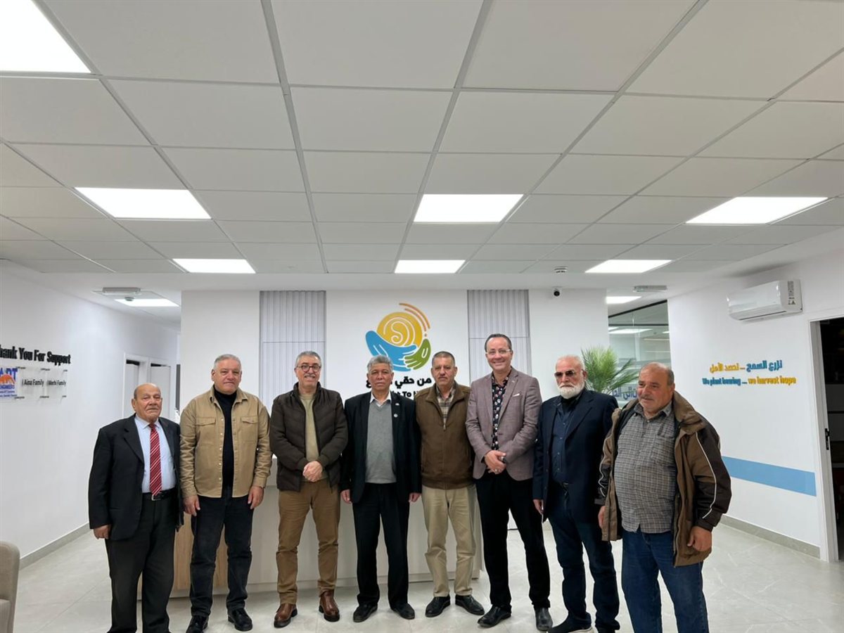 وفد نقابات عمال فلسطين يزور مستشفى الهمشري