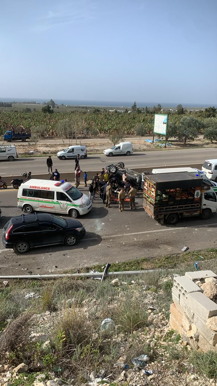 انقلاب سيارة على اتوستراد الجنوب محلة عدلون - النبي ساري