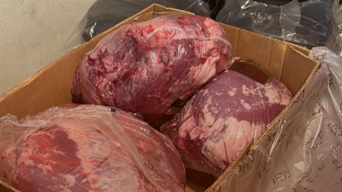 بالصورة: تشميع مؤسسة يملكها سوري قرب صور بعد ضبط لحوم وأسماك فاسدة بكميات كبيرة!