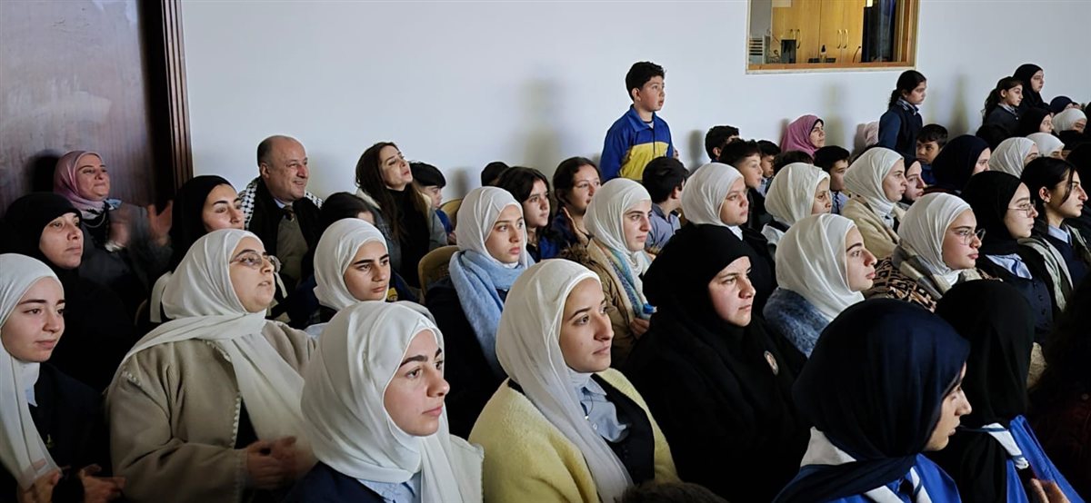  مين الحكم؟ مسرحية تربوية لثانوية السفير برسالة إنسانية