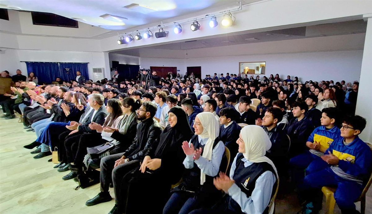  مين الحكم؟ مسرحية تربوية لثانوية السفير برسالة إنسانية