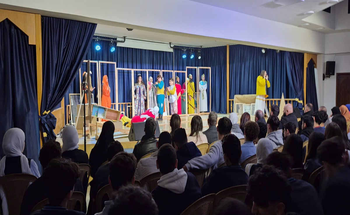  مين الحكم؟ مسرحية تربوية لثانوية السفير برسالة إنسانية