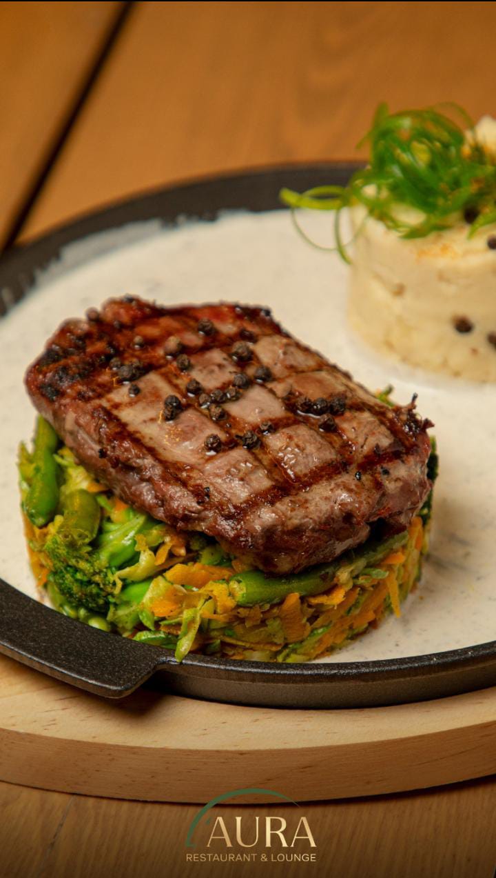 عند AURA RESTAURANT LOUNGE .. الذوق الأجواء والمتعة كلها بمكان واحد