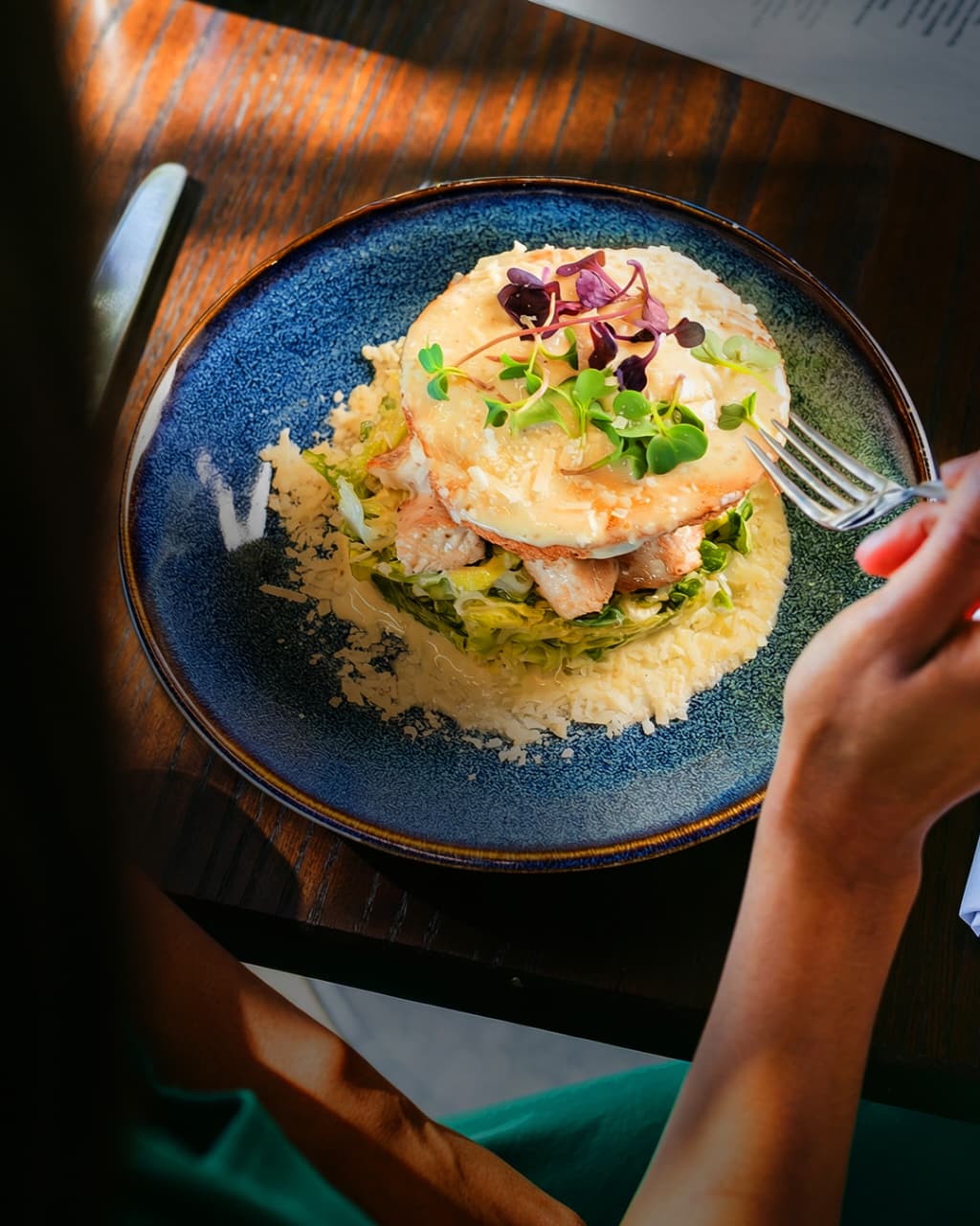 عند AURA RESTAURANT LOUNGE .. الذوق الأجواء والمتعة كلها بمكان واحد