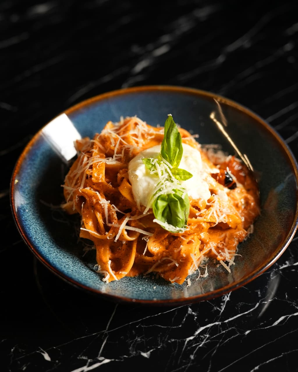 عند AURA RESTAURANT LOUNGE .. الذوق الأجواء والمتعة كلها بمكان واحد