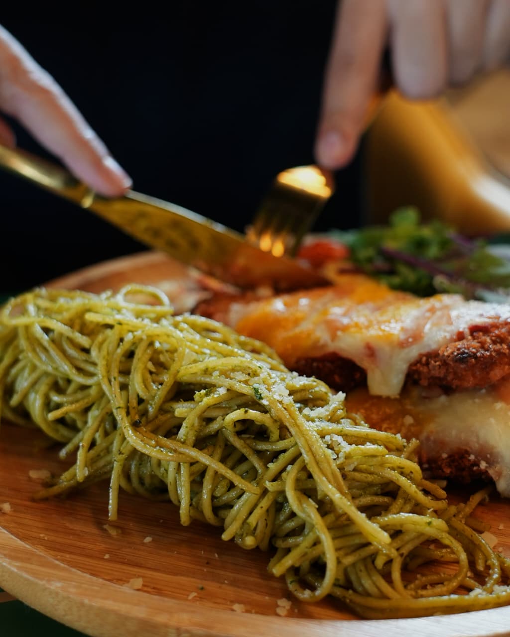 عند AURA RESTAURANT LOUNGE .. الذوق الأجواء والمتعة كلها بمكان واحد