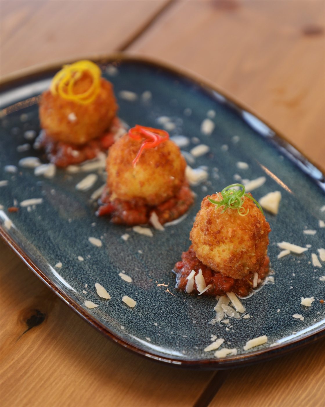 عند AURA RESTAURANT LOUNGE .. الذوق الأجواء والمتعة كلها بمكان واحد