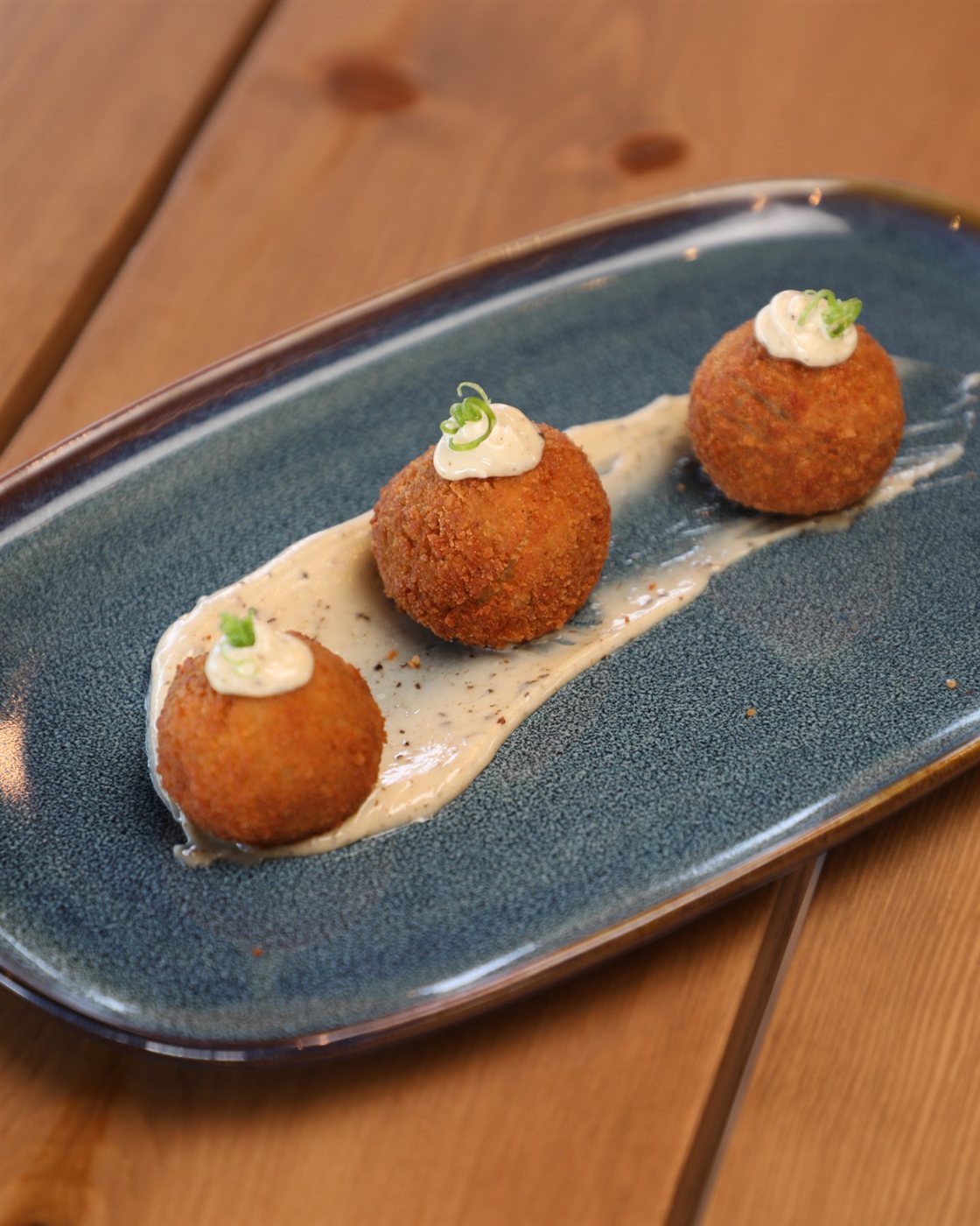 عند AURA RESTAURANT LOUNGE .. الذوق الأجواء والمتعة كلها بمكان واحد