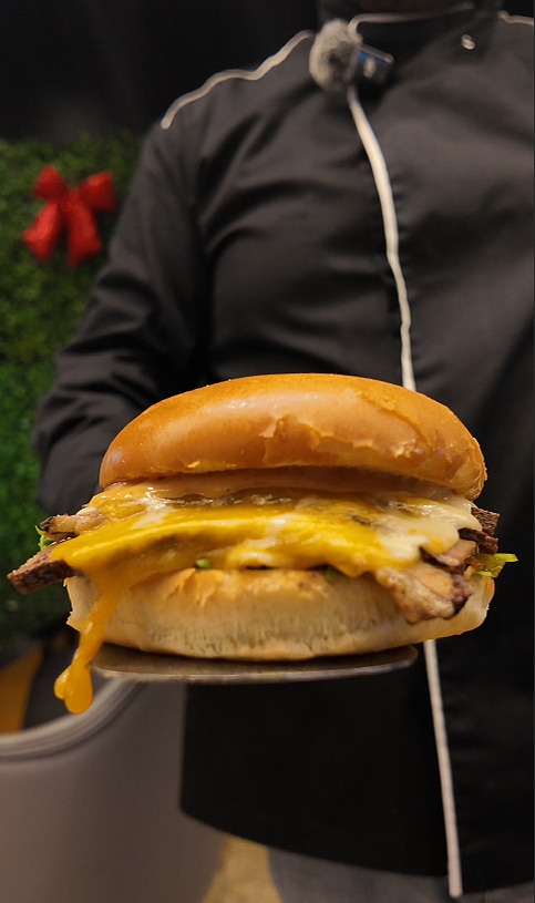 عند AURA RESTAURANT LOUNGE .. الذوق الأجواء والمتعة كلها بمكان واحد