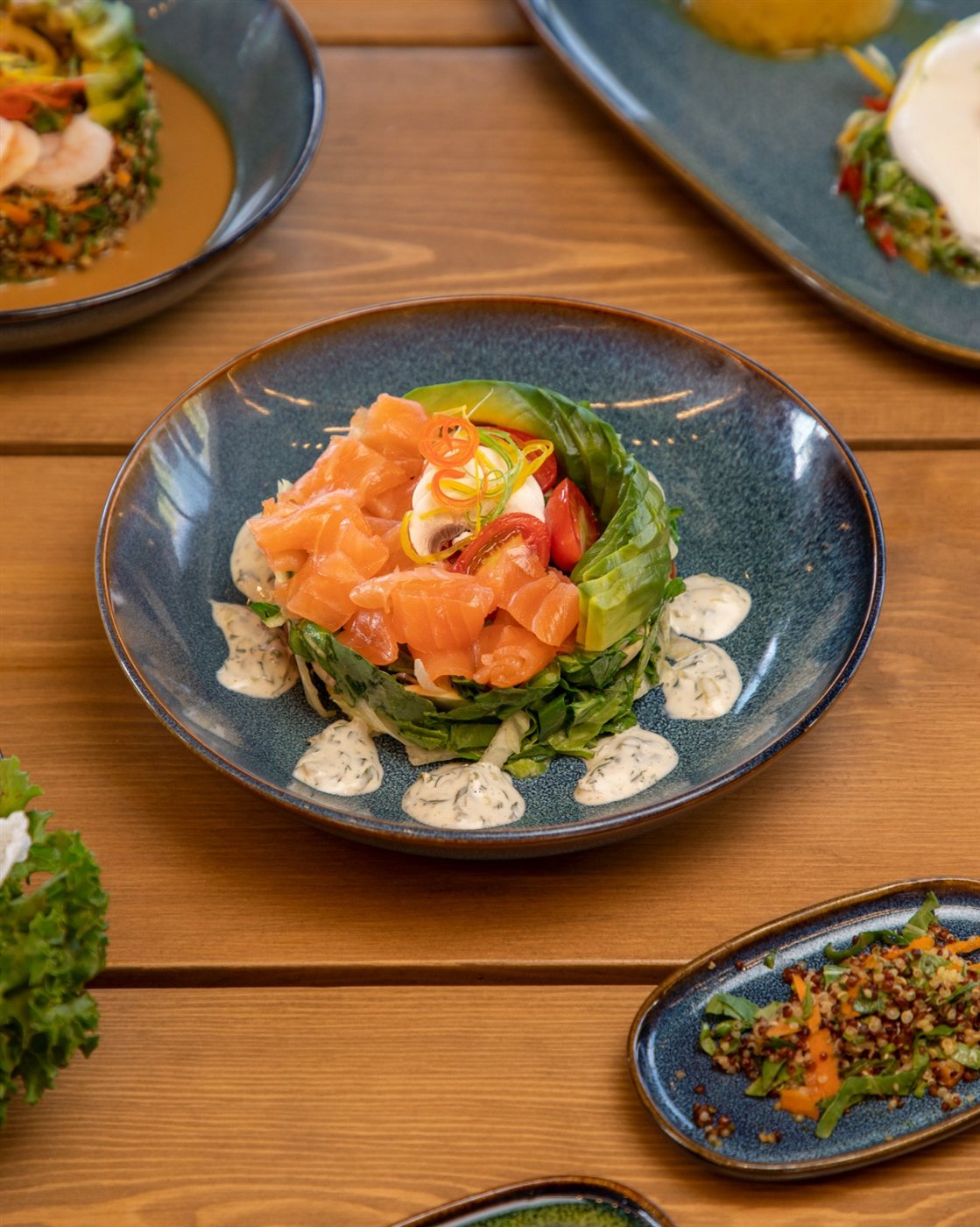 عند AURA RESTAURANT LOUNGE .. الذوق الأجواء والمتعة كلها بمكان واحد