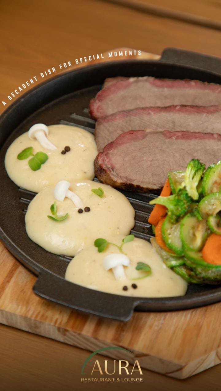 عند AURA RESTAURANT LOUNGE .. الذوق الأجواء والمتعة كلها بمكان واحد