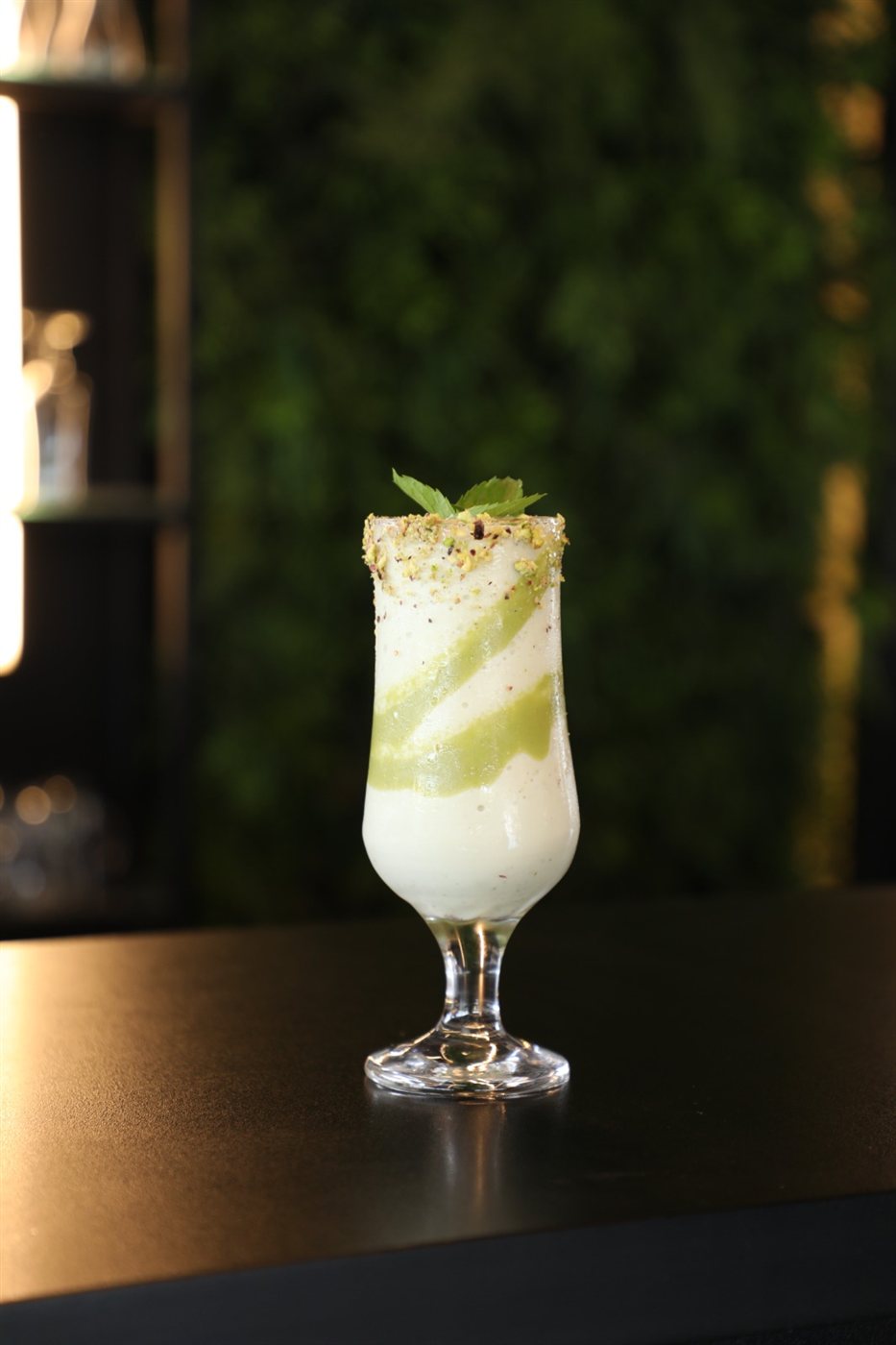 عند AURA RESTAURANT LOUNGE .. الذوق الأجواء والمتعة كلها بمكان واحد