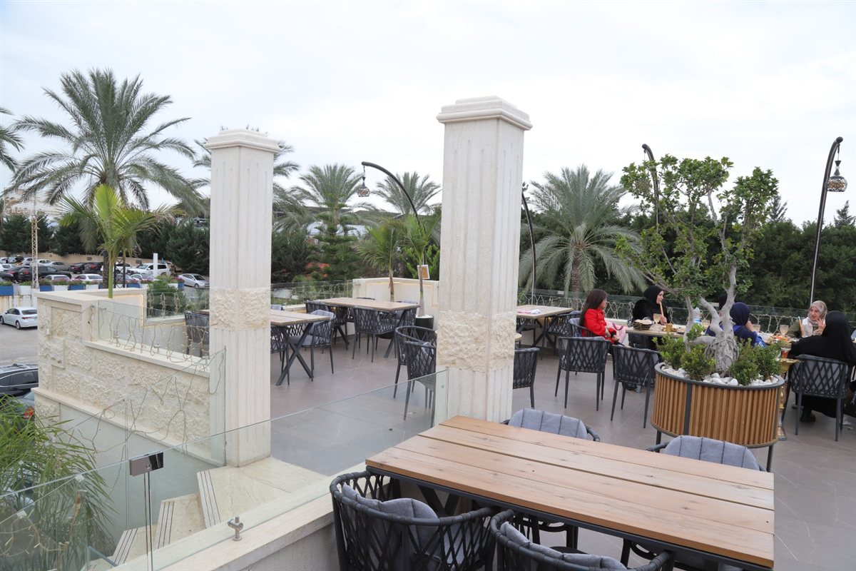 عند AURA RESTAURANT LOUNGE .. الذوق الأجواء والمتعة كلها بمكان واحد