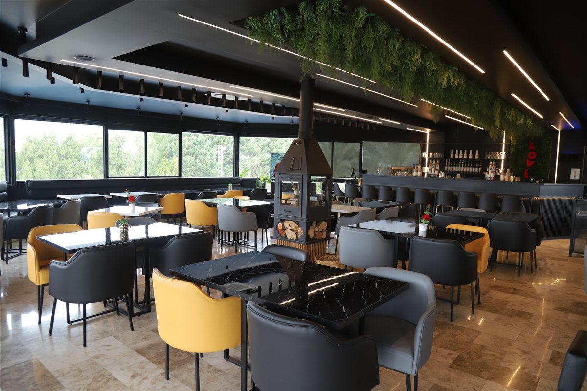 عند AURA RESTAURANT LOUNGE .. الذوق الأجواء والمتعة كلها بمكان واحد