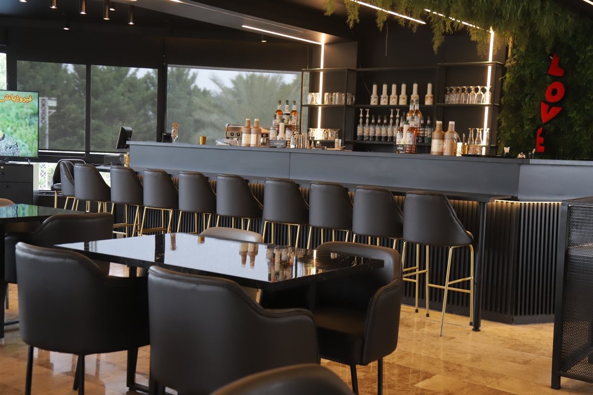 عند AURA RESTAURANT LOUNGE .. الذوق الأجواء والمتعة كلها بمكان واحد