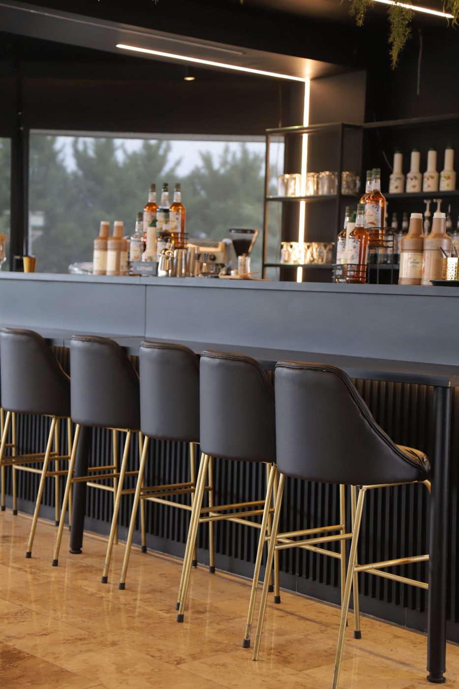 عند AURA RESTAURANT LOUNGE .. الذوق الأجواء والمتعة كلها بمكان واحد