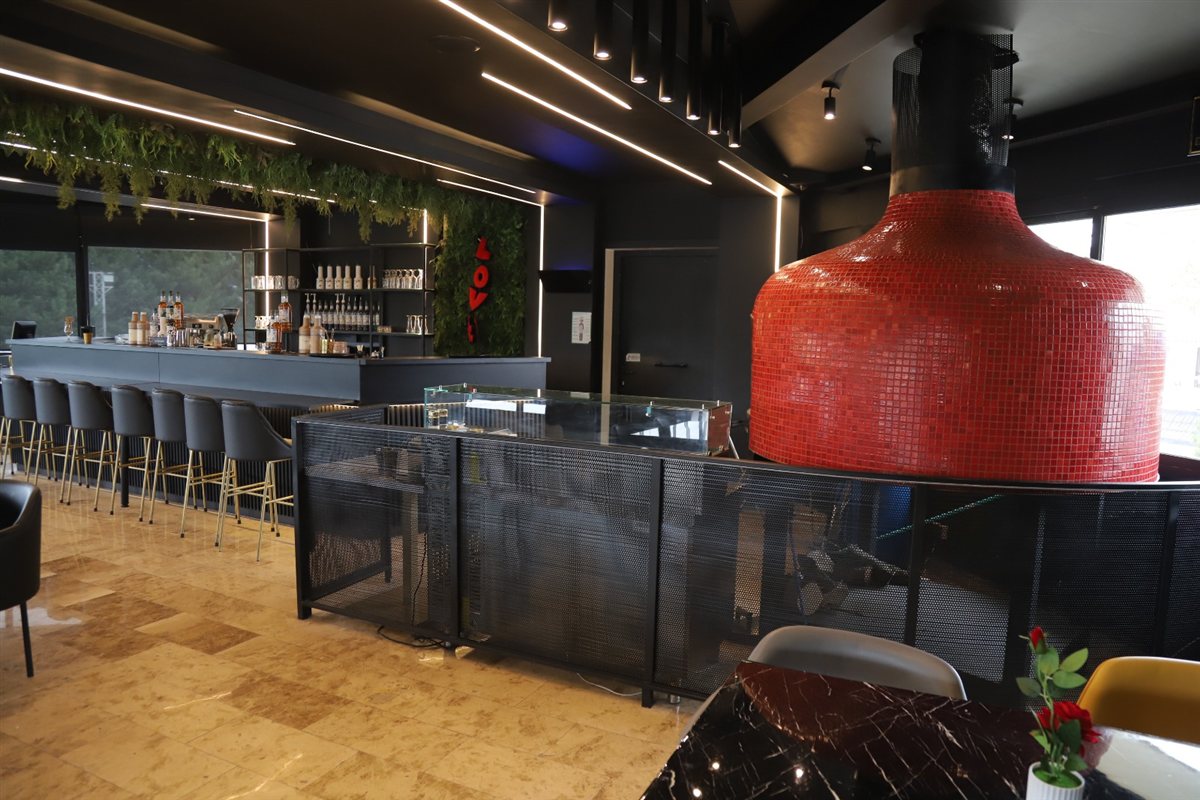 عند AURA RESTAURANT LOUNGE .. الذوق الأجواء والمتعة كلها بمكان واحد